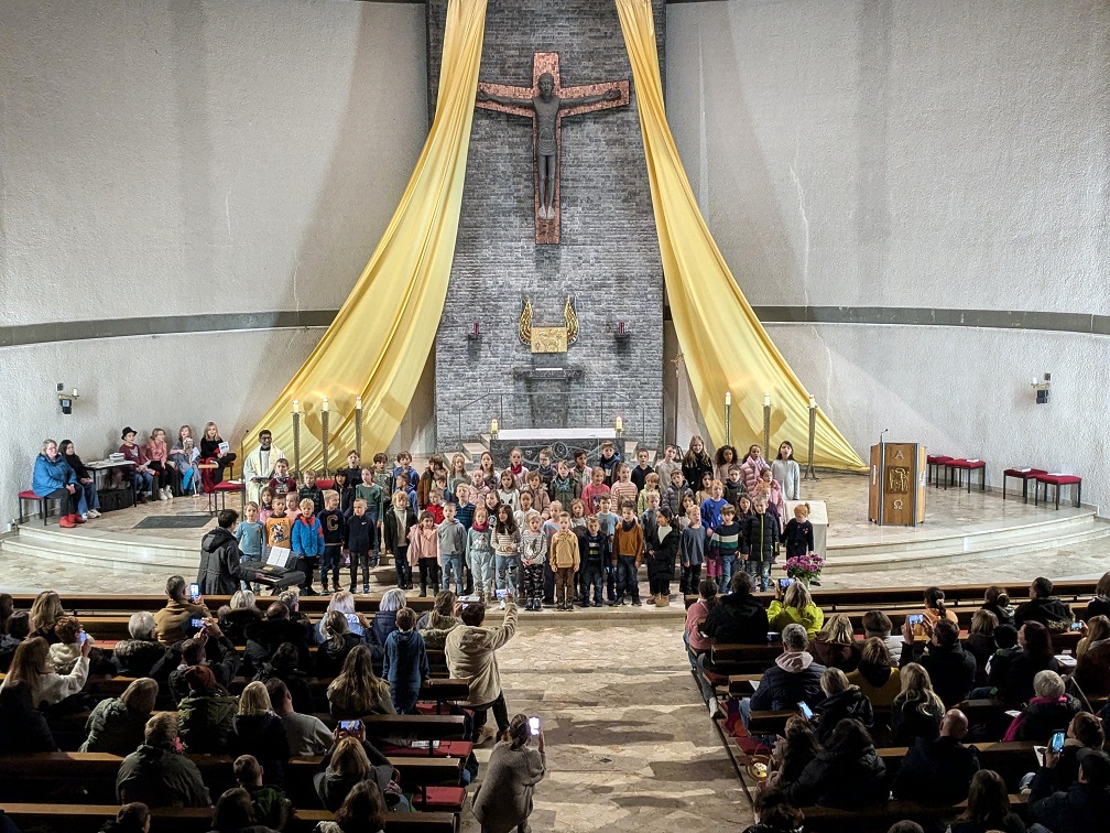 St. Martinsgottesdienst, Schüler und Schülerinnen singen ein Martinslied (c) up