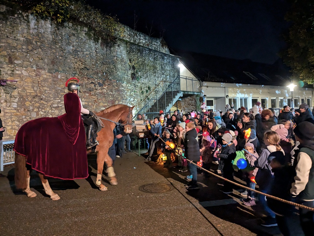 St. Martin, Pferd und Reiter im Schulhof der St. Marien-Schule (c) up