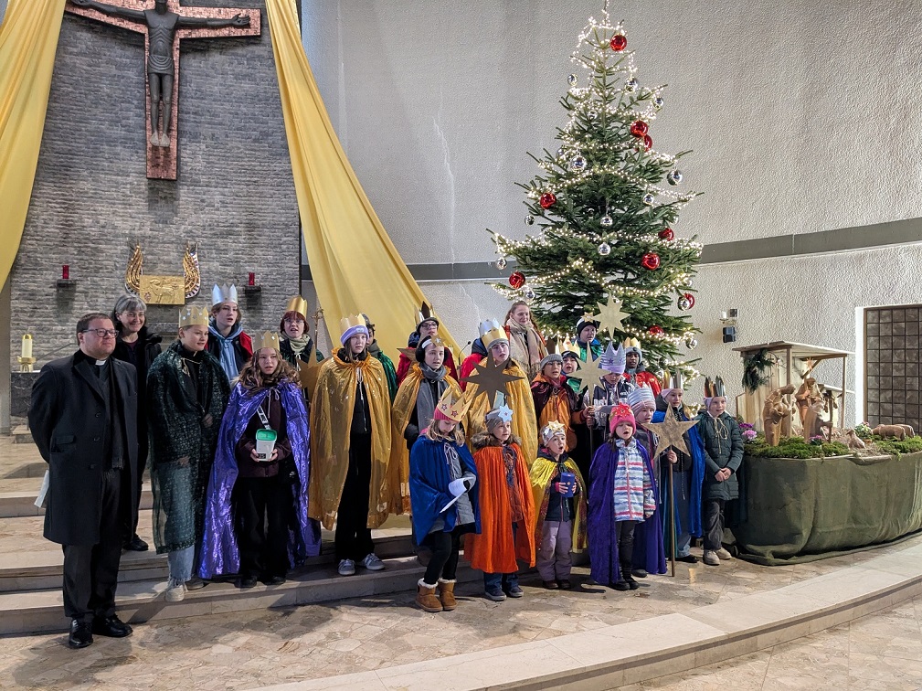 Sternsinger in St. Joseph Alzey bei der Aussendung 2025 (c) up