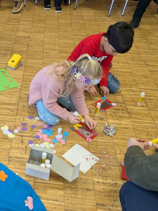 Kinder basteln im Kindergottesdienst
