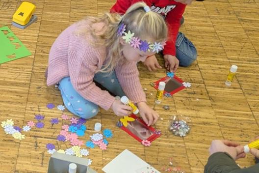 Kinder basteln im Kindergottesdienst