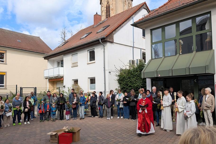 Palmsonntag, Segnung der Palmzweige im Hof