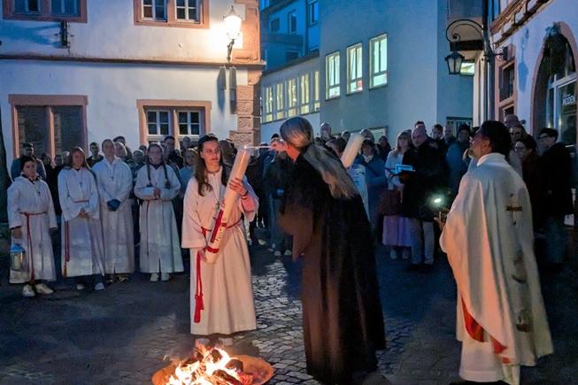 Osternacht 2025, Entzünden der Osterkerzen am Osterfeuer