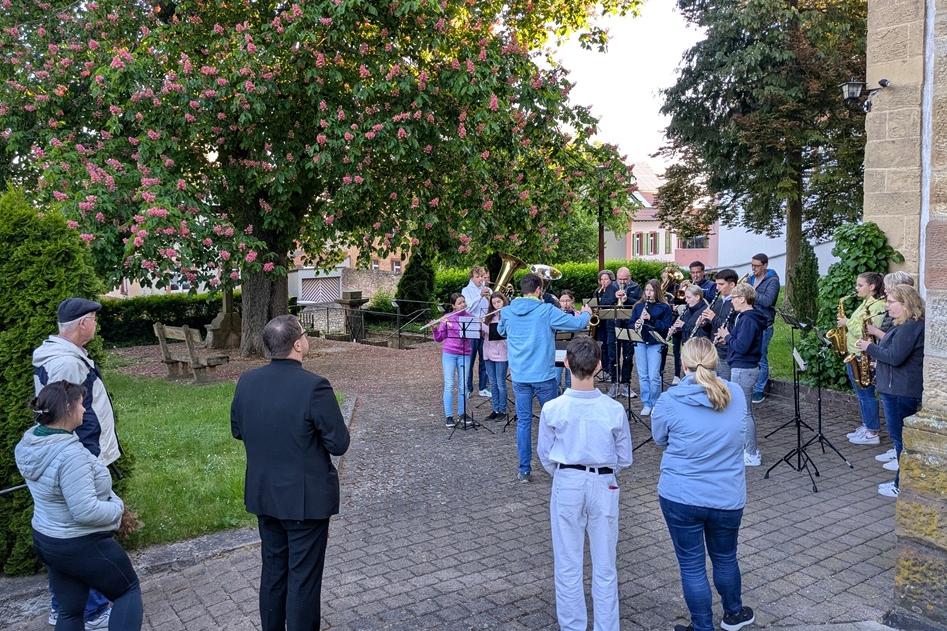 Marienlieder vor der Kirche St. Peter und Paul Ober-Flörsheim