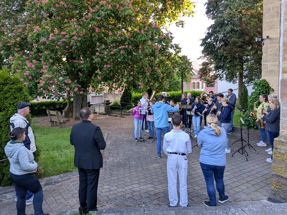 Marienlieder vor der Kirche St. Peter und Paul Ober-Flörsheim (c) up