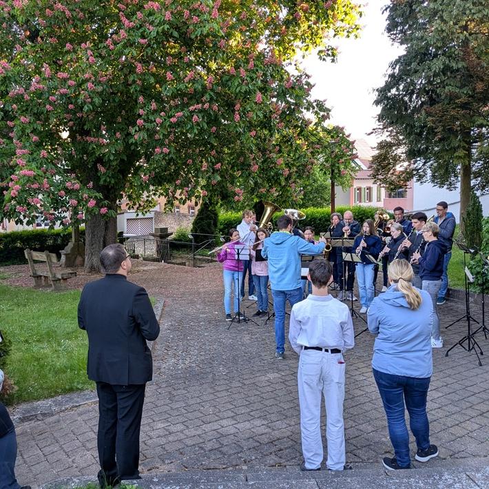 Marienlieder vor der Kirche St. Peter und Paul Ober-Flörsheim