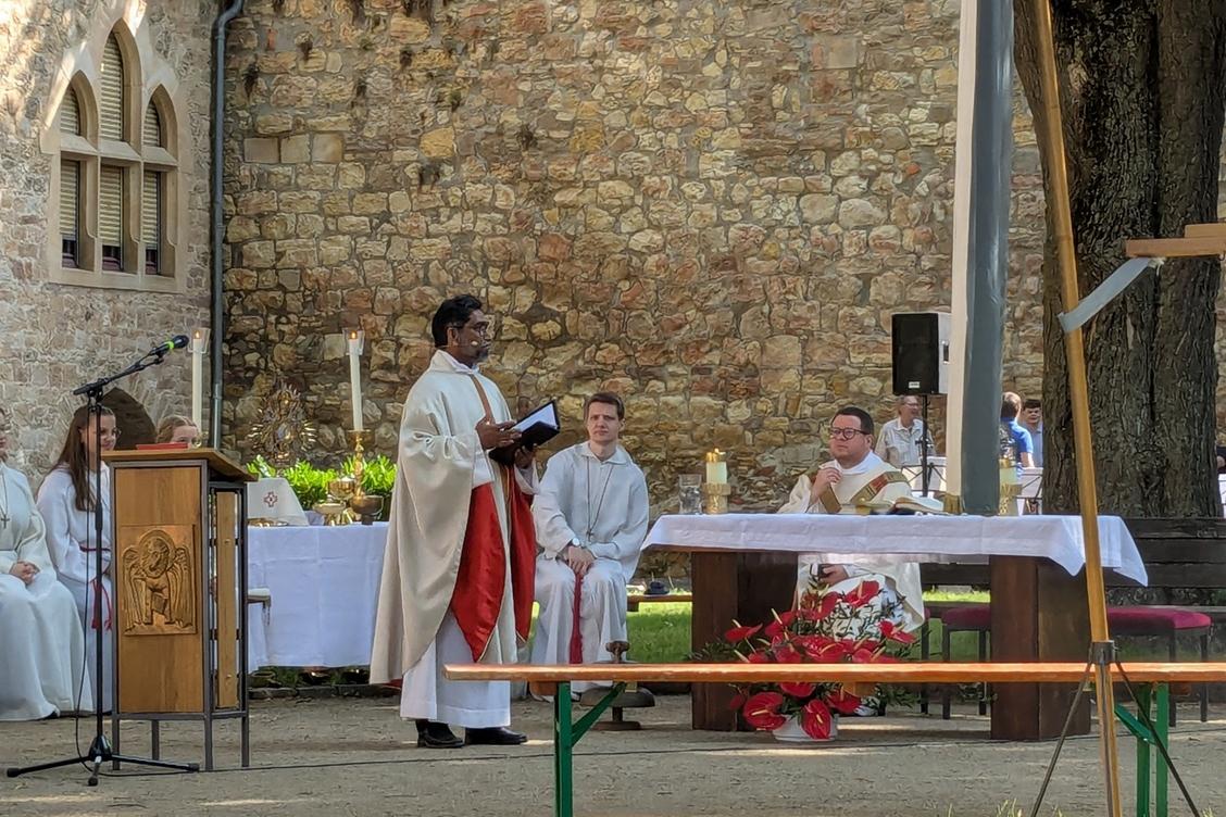 Pfarrer Kalathil zur Predigt an Fronleichnam in der Mitte des Schlosshofes
