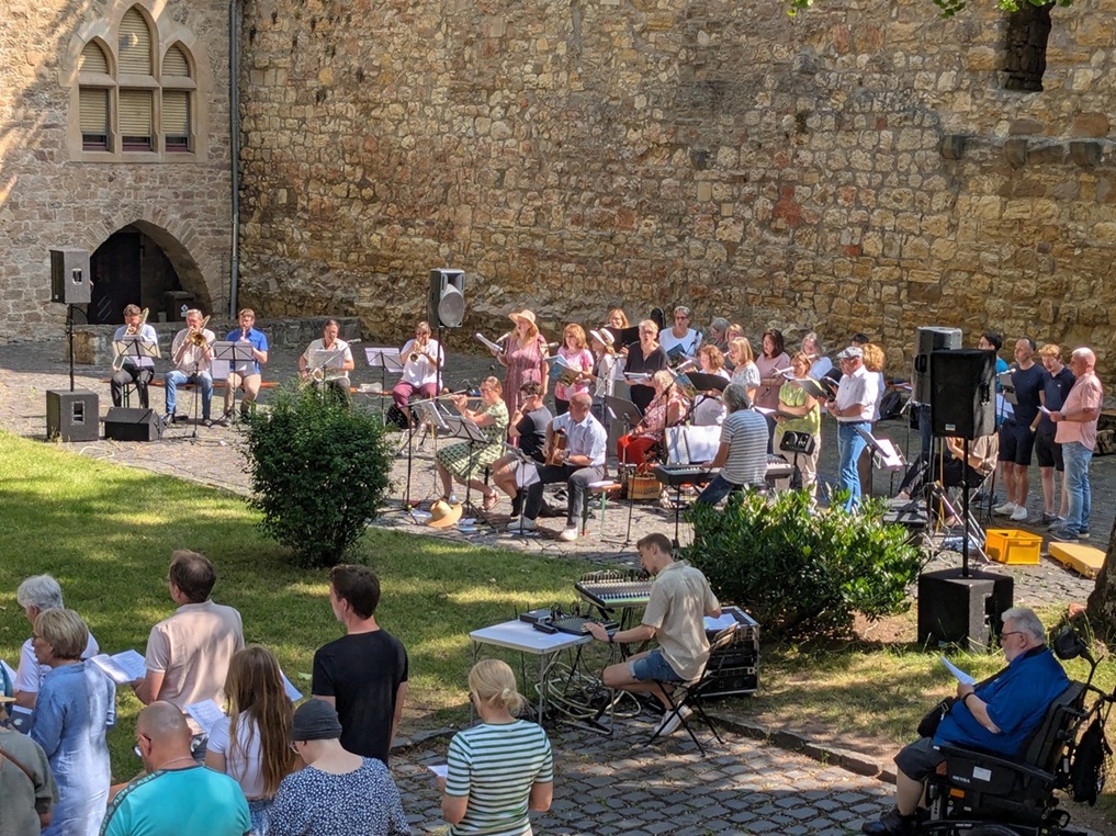 Musikalische Begleitung durch den Chor Cantabile und die Kirchenmusik Musica Sacra (c) up