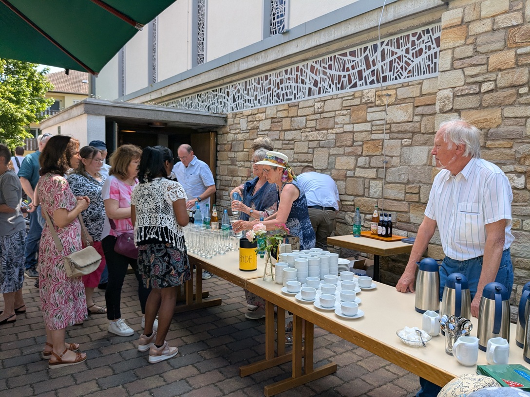 Erfrischende Getränke wurden sehr gerne nach dem Gottesdienst angenommen (c) up