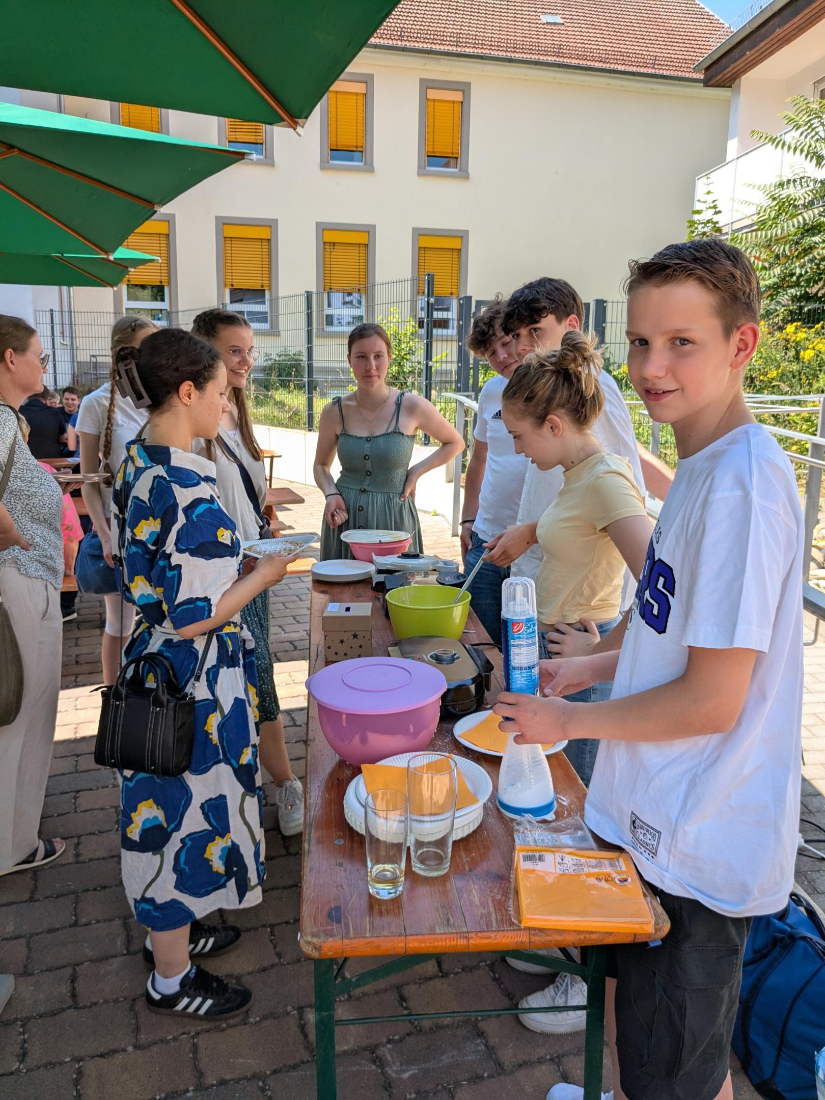 Ministranten backen Waffeln für die Besucher (c) up