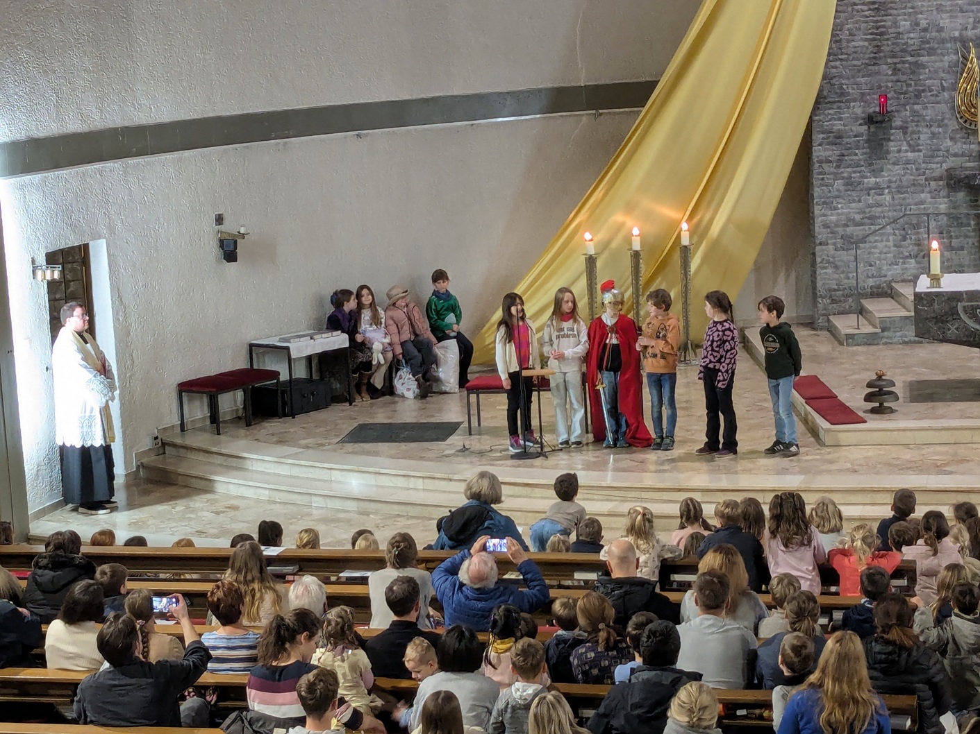 Gruppe der Theater-AG spielt eine Martinsszene (c) up