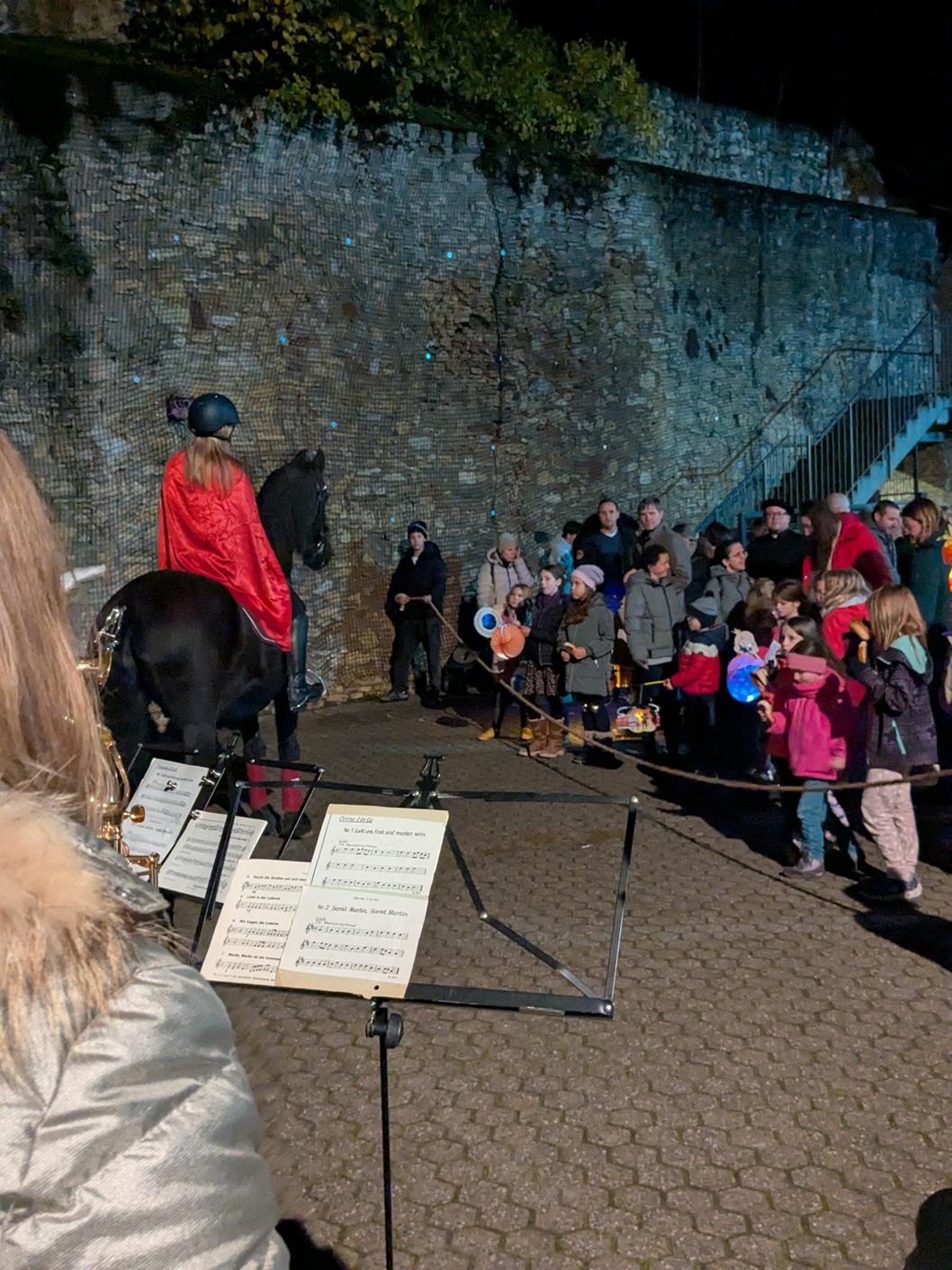 Kirchenmusik und Pferd waren Höhepunkte des Beisammenseins auf dem Schulhof der St. Marien-Schule (c) up