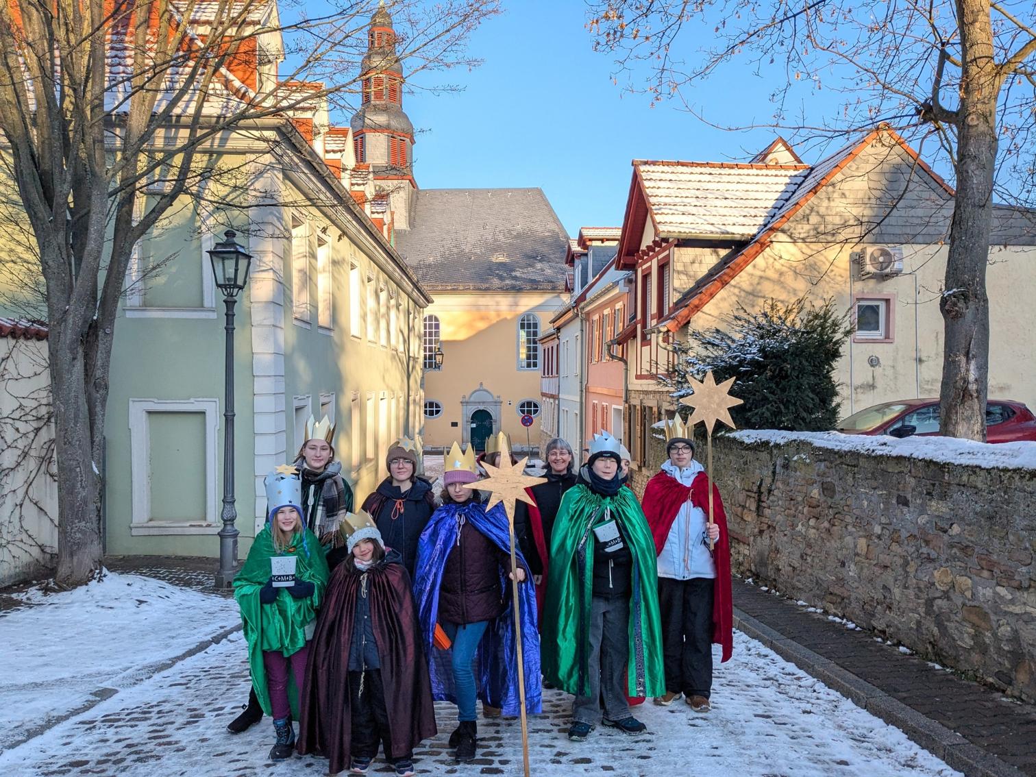 Sternsingergruppe vor der kleinen Kirche in Alzey zum Besuch des evangelischen Gottesdienstes (c) up