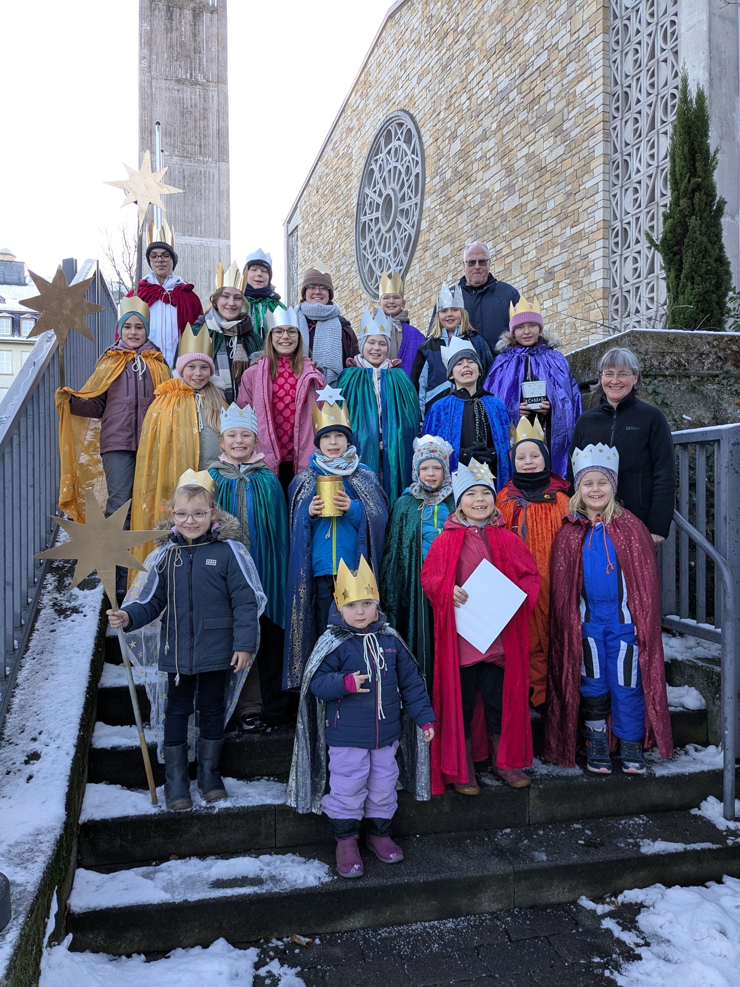 Sternsingergruppe vor der Kirche St. Joseph Alzey am Sonntag 4. Januar