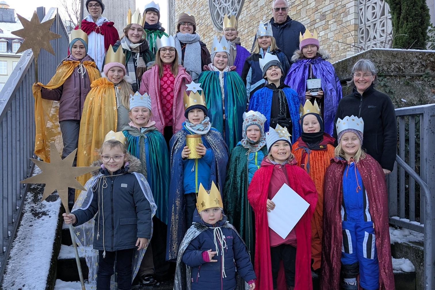 Sternsingergruppe vor der Kirche St. Joseph Alzey am Sonntag 4. Januar
