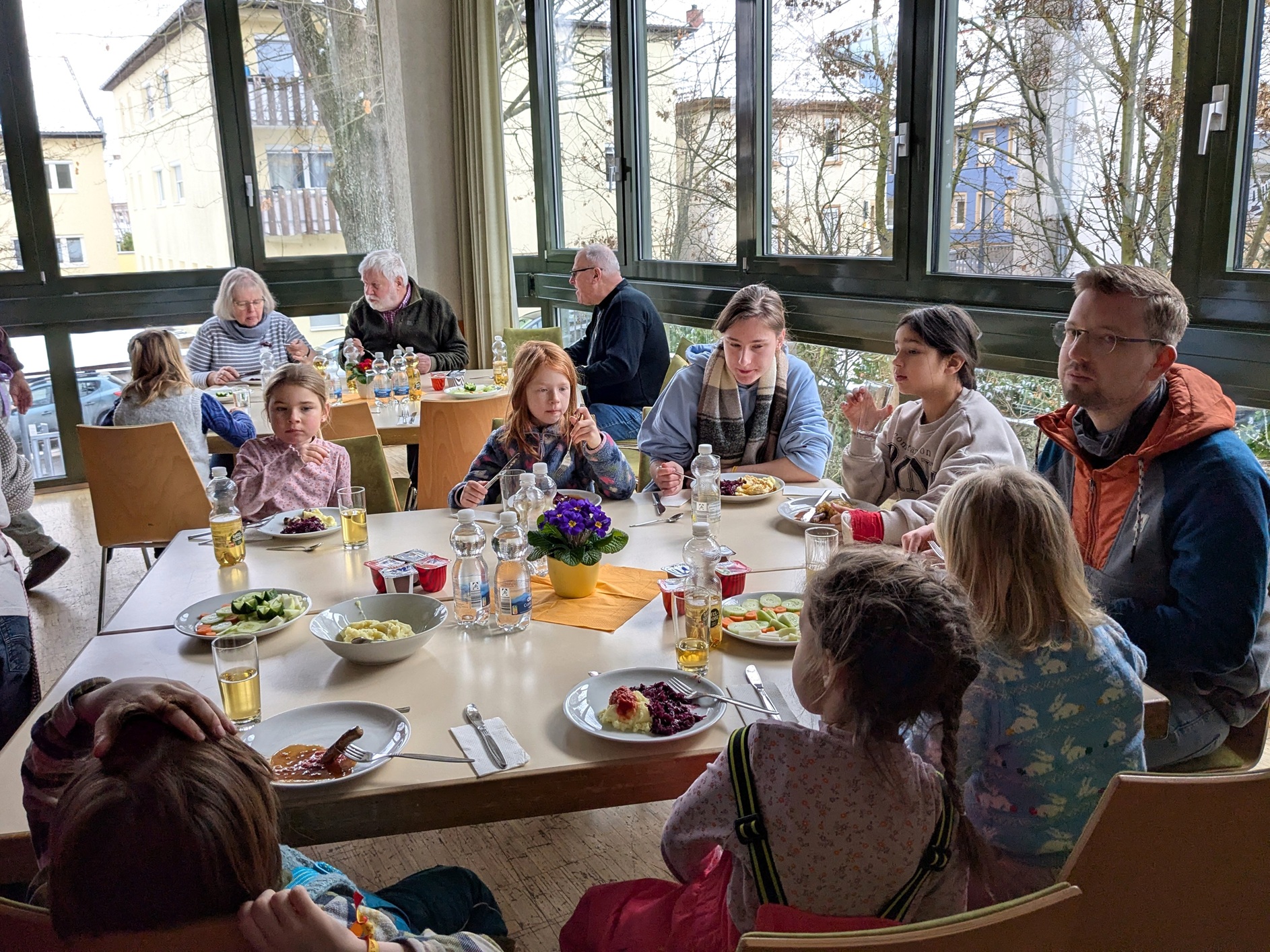 Sternsinger treffen sich zum hochwillkommenen Mittagessen im Kardinal-Volk-Haus (c) up