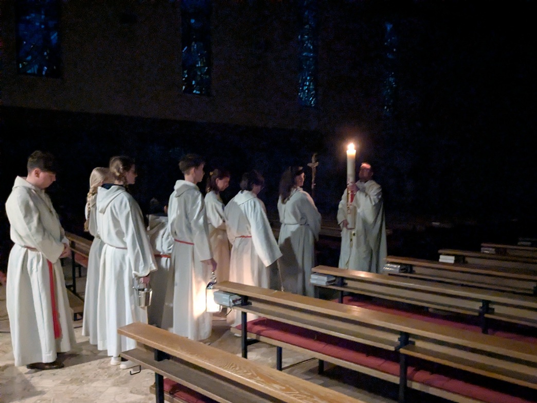Einzug mit der Osterkerze in die Kirche St. Joseph (c) up