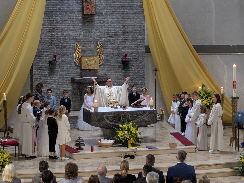 Kommunionkinder beten am Altar das Vater-unser-Gebet (c) up