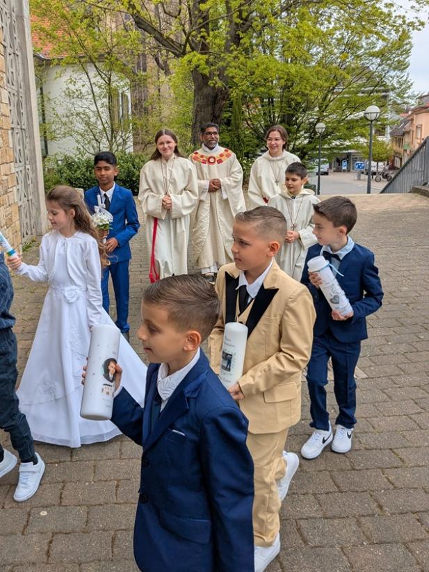 Einzug der Erstkommunionkinder mit Pfarrer Kalathil (c) up