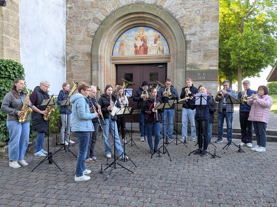 Marienlieder vor der Kirche St. Peter und Paul Ober-Flörsheim