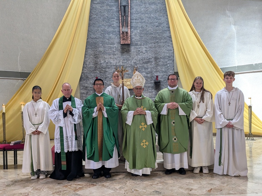 Ministranten und Bischof Garcia mit Begleitern nach dem Gottesdienst