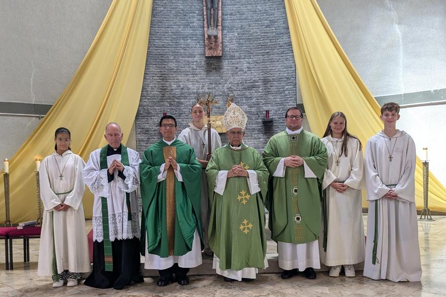 Ministranten und Bischof Garcia mit Begleitern nach dem Gottesdienst