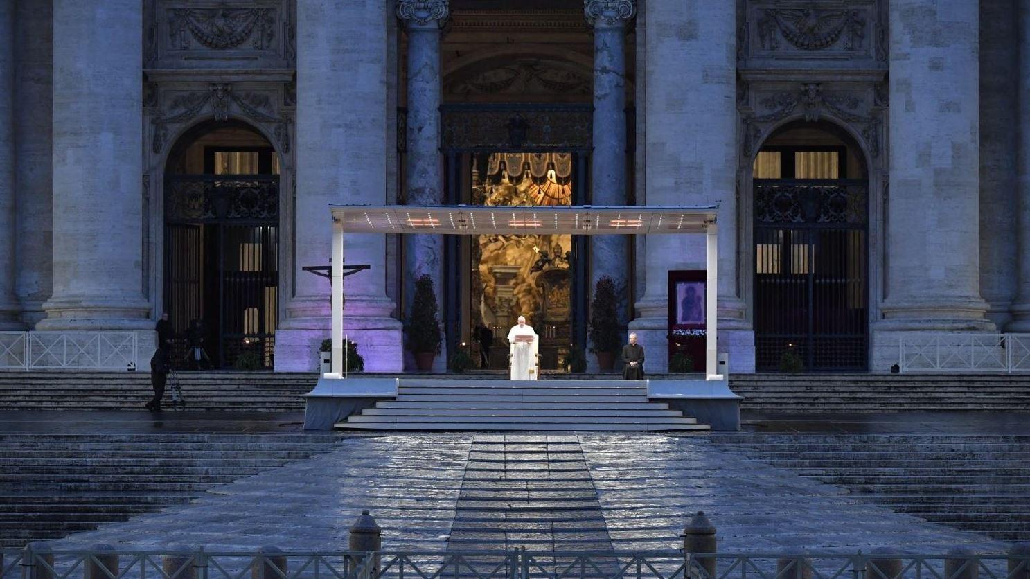 Papst Franziskus Petersplatz Gebet 20
