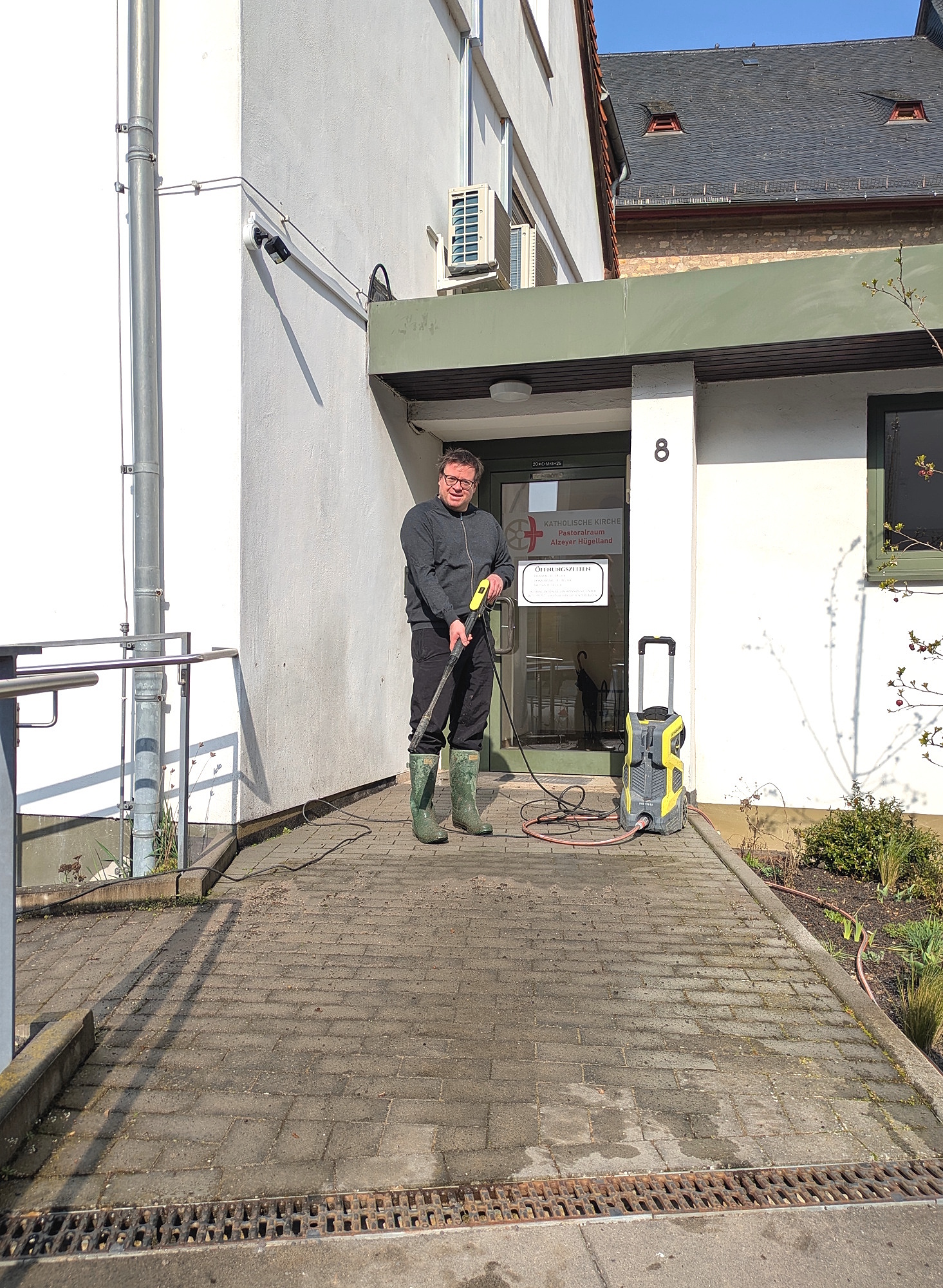 Außenbereich Reinigung Pfarrhaus Eingang Alzey (c) Pfr. Wornath