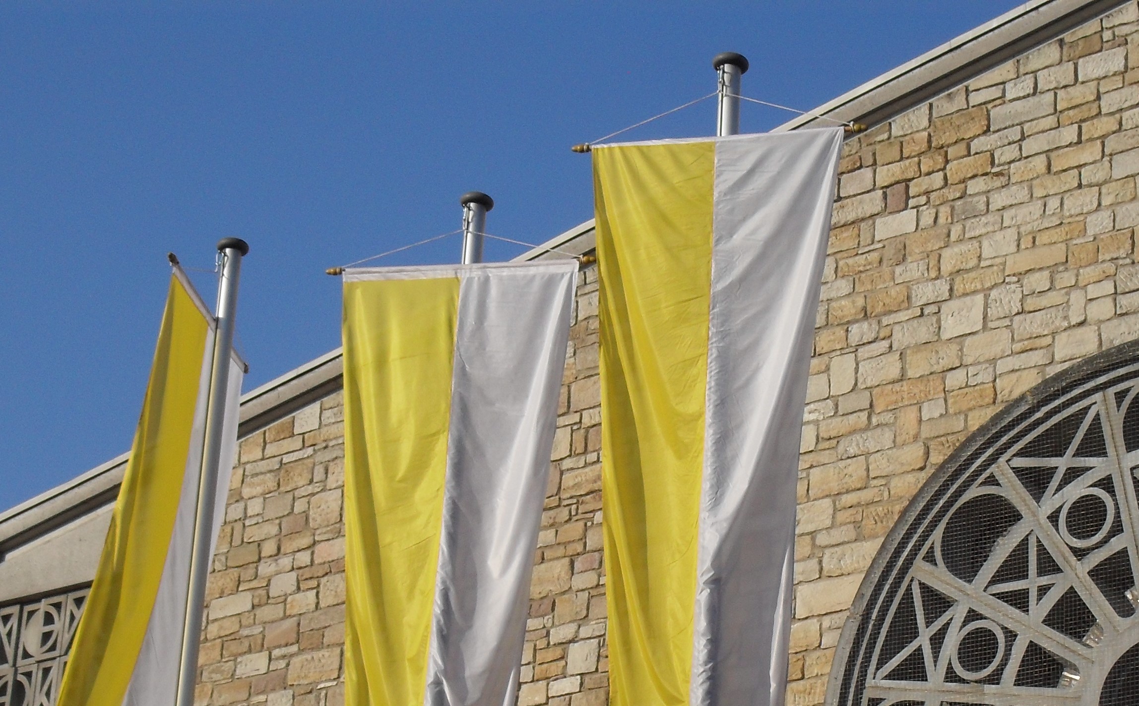 Fahnen vor St. Joseph Alzey