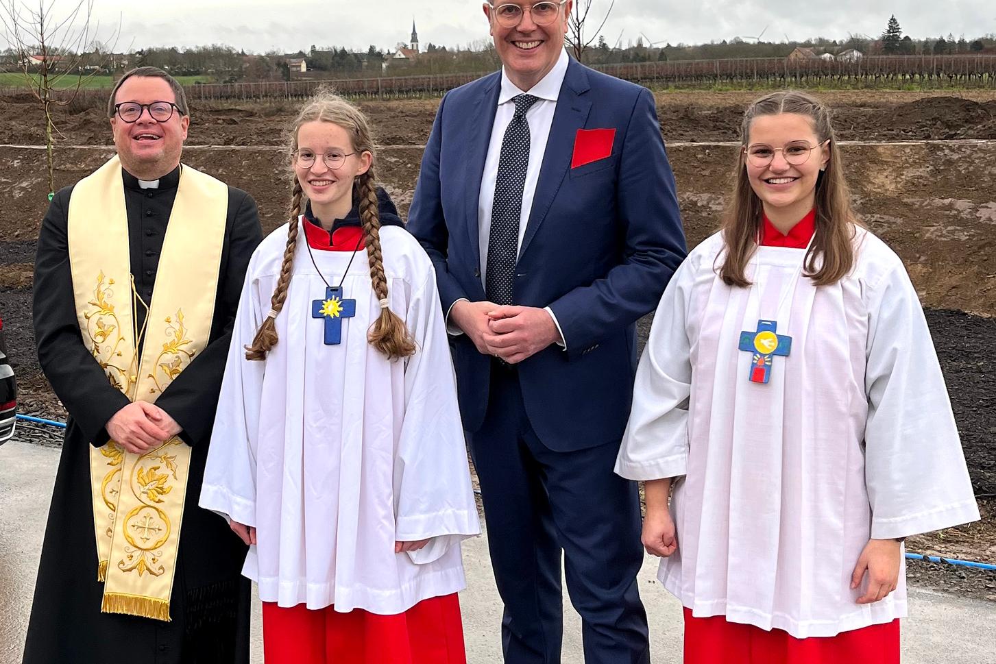 Segnung Rheinhessen Hospiz, Pfarrer K. Wornath und Ministerpräsident A. Schweitzer