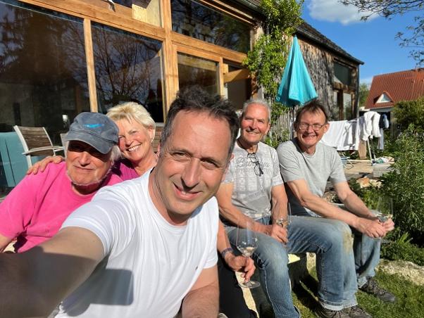Framersheimer Rätemitglieder nach einem Arbeitseinsatz im Garten rund um die Kirche