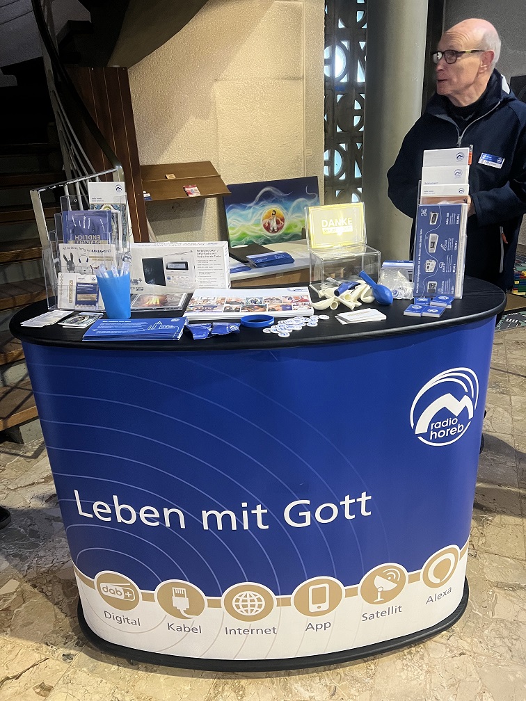 Infostand Radio Horeb in der Kirche St. Joseph Alzey (c) T. Steiner