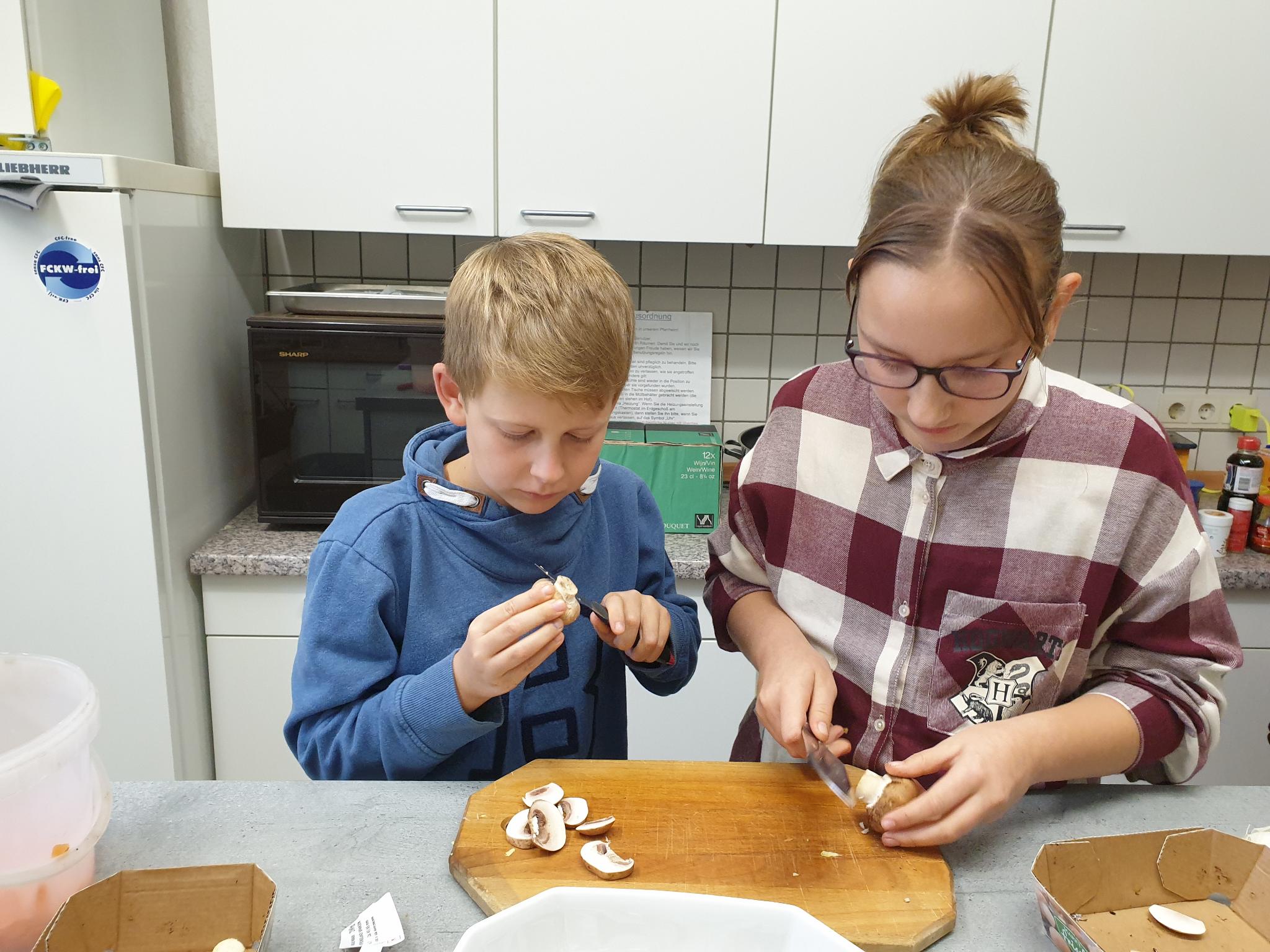 Gemeinsames Kochen mit der Messdienergruppe