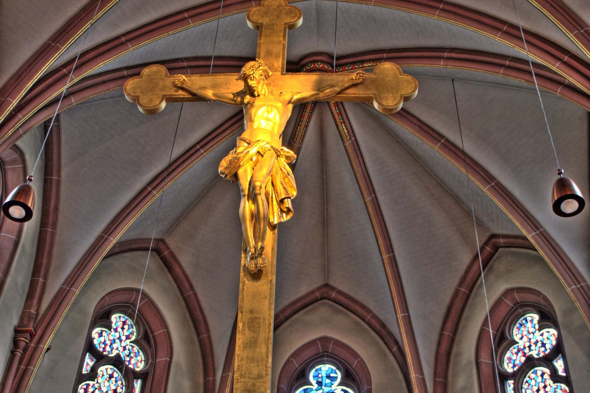 Altarraum mit Kreuz 