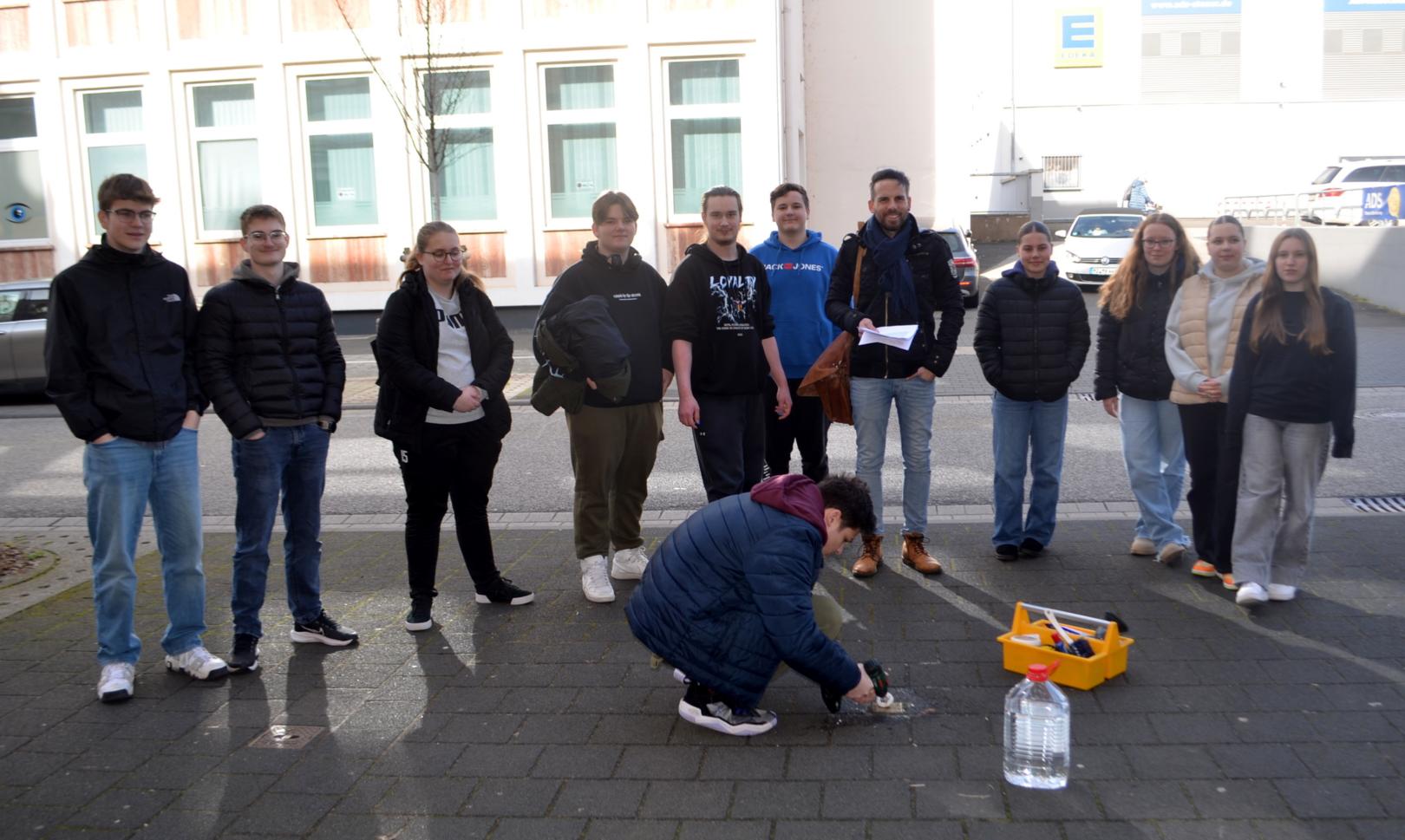 Stolperstein-Reinigung (c) AKJB