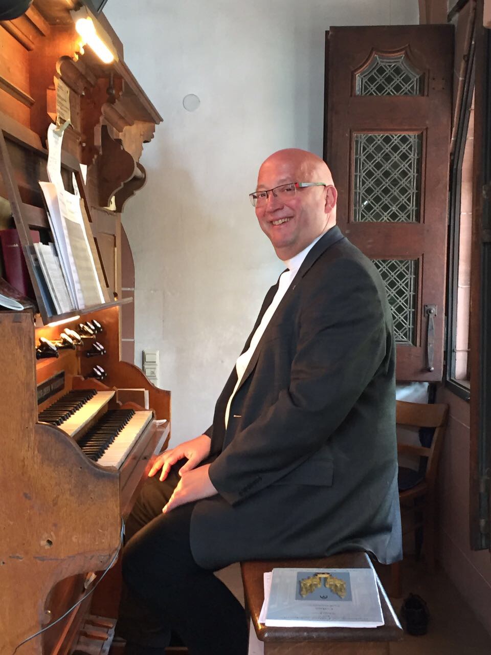 Organist Pfarrer Hans-Joachim Wahl an der Orgel der Rochuskapelle (2017) (c) Matthias Conrad