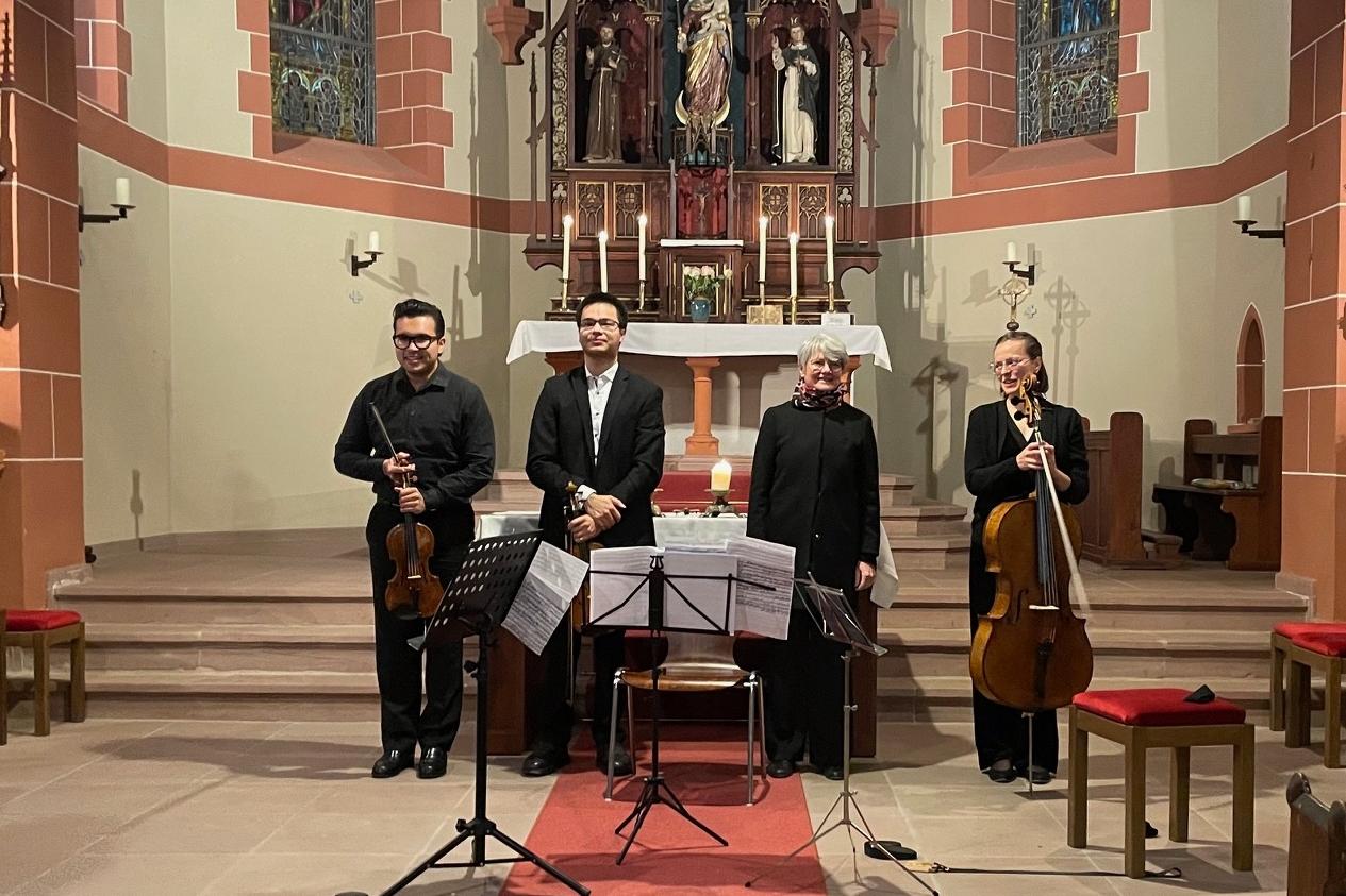 Das Bild zeigt das Streichtrio und die Organistin
