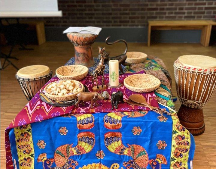 Gestalteter Tisch zum Thema Nigeria