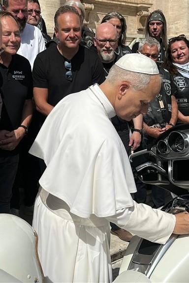 Papst signiert