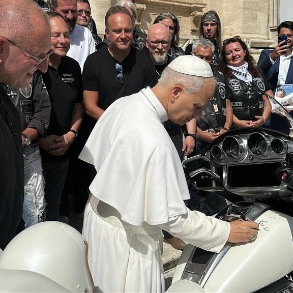 Papst signiert
