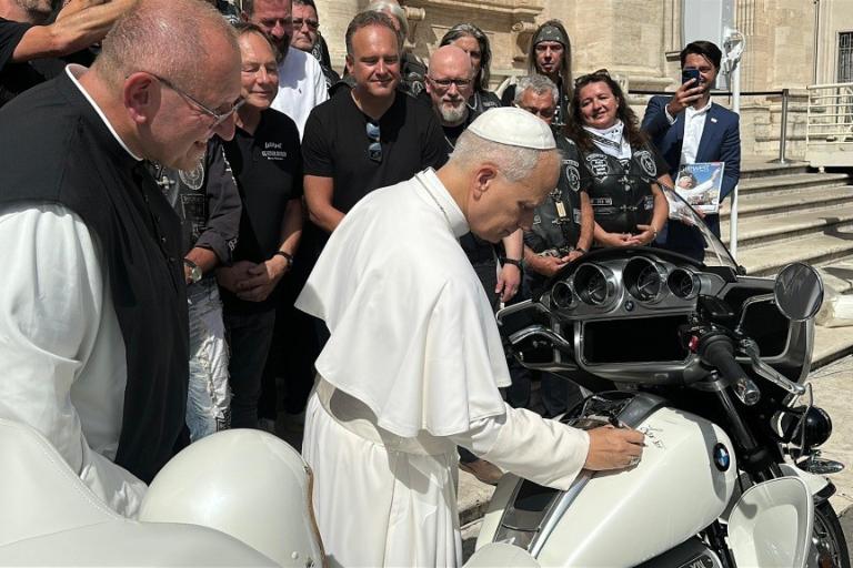 Papst signiert Motorrad für Versteigerung