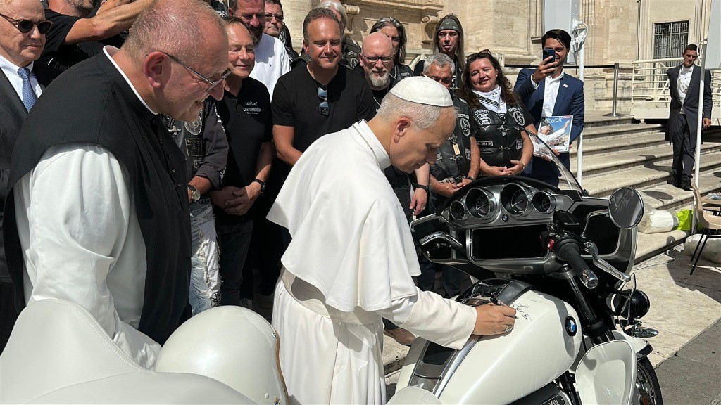 Papst signiert (c) Rudolf Gehrig/EWTN