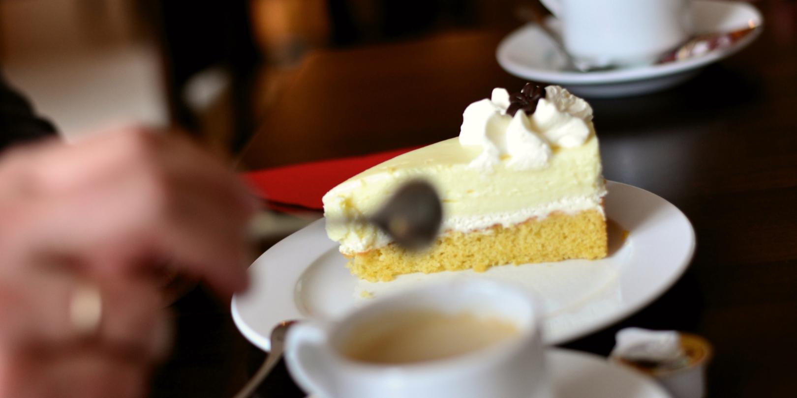 Kaffeetafel mit Tassen und Tortenstück (c) congerdesign_cc0-gemeinfrei_pfarrbriefservice