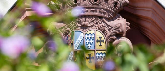 Heilig Kreuz Wappen über dem Eingang