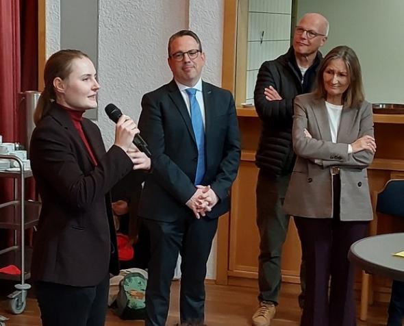 Anna Kobinger beim Empfang im Pfarrsaal mit Diözesankirchenmusikdirektor Lutz Brenner (2.v.l.) und Claudia Ehry, Förderverein Katholisch.Leben.Eberstadt (c) Godehard Lehwark