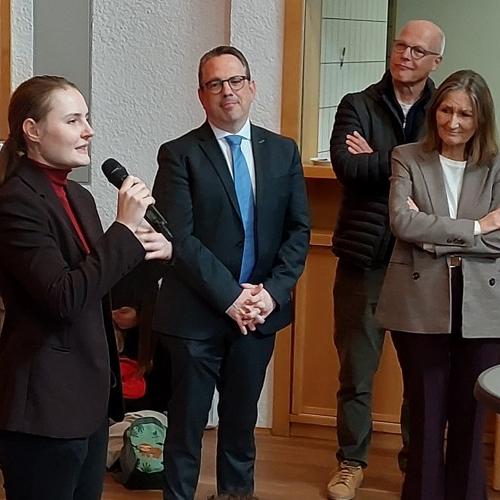 Anna Kobinger beim Empfang im Pfarrsaal mit Diözesankirchenmusikdirektor Lutz Brenner (2.v.l.) und Claudia Ehry, Förderverein Katholisch.Leben.Eberstadt