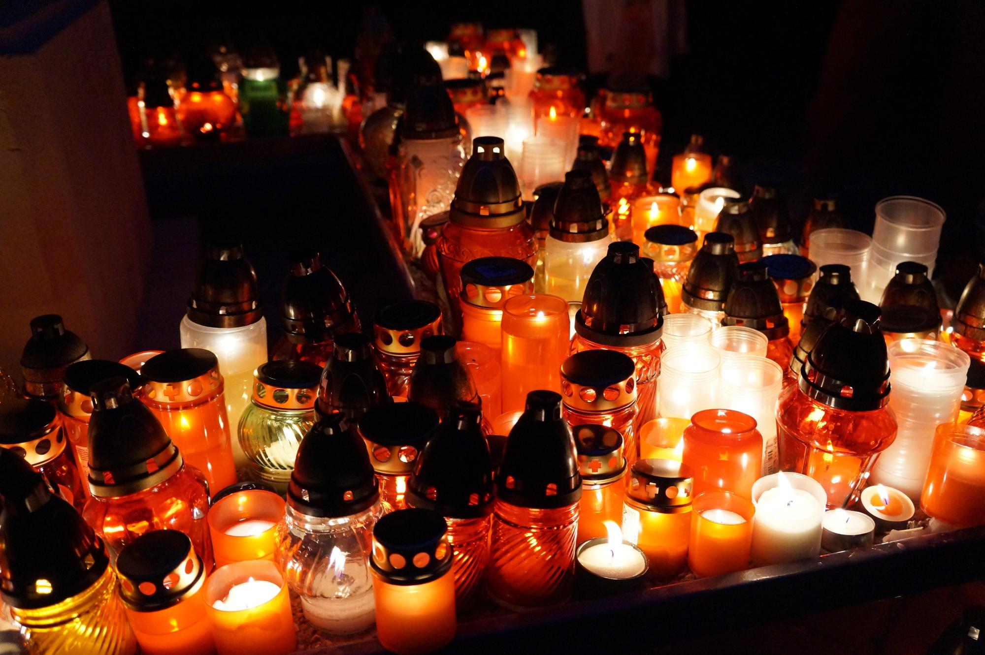 public_domain_image_-_candles_at_night_for_christian_prayer_event_by_kiwiev_cc0-gemeinfrei_wikimedia_pfarrbriefservice