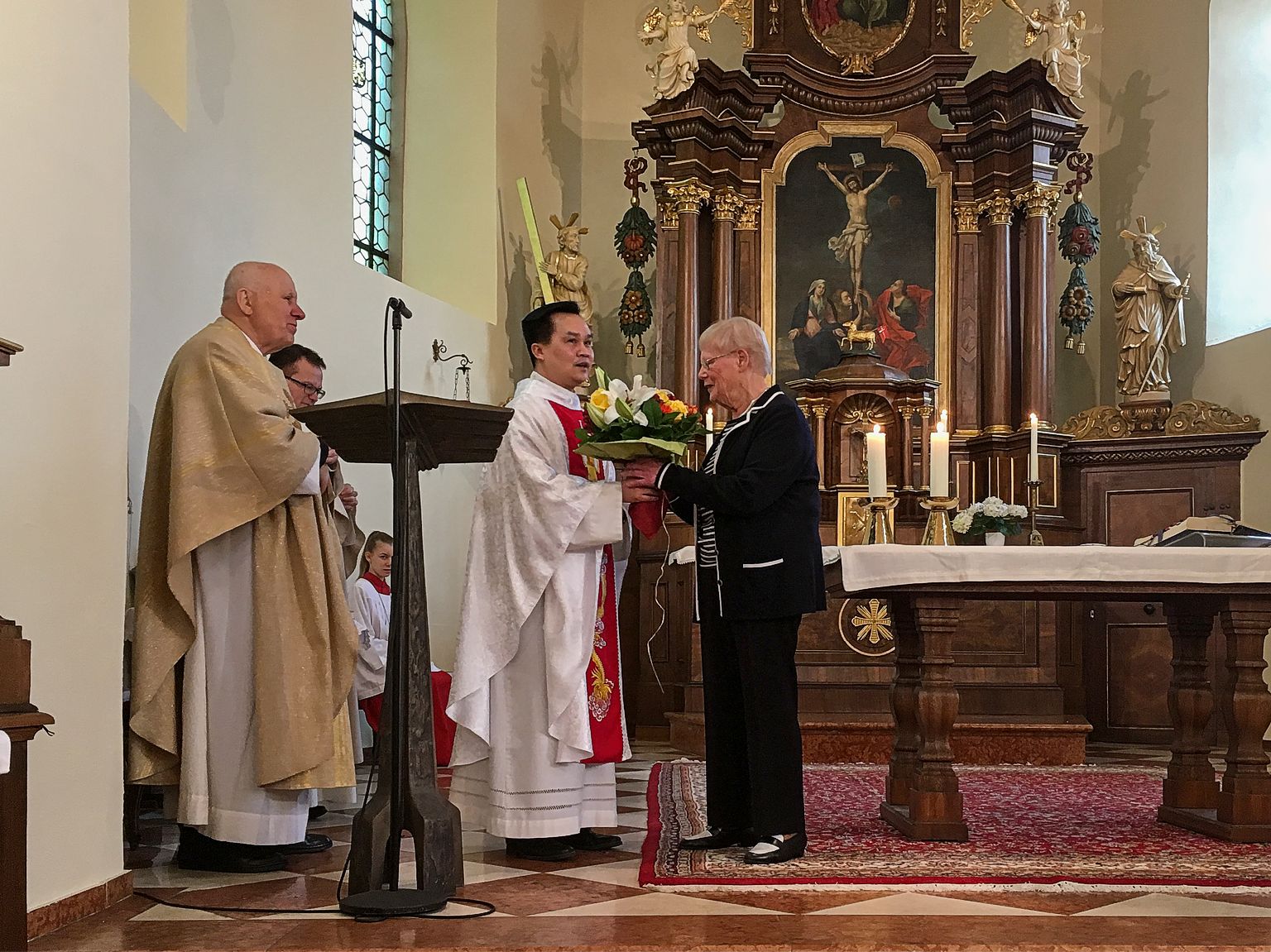Pfarrer Dang überreicht einen Blumenstrauß (c) Thomas Gude