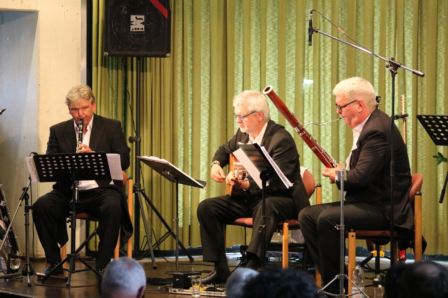 Trio 3D auf der Bühne: Matthias, Adax, Franz-Jürgen Dörsam