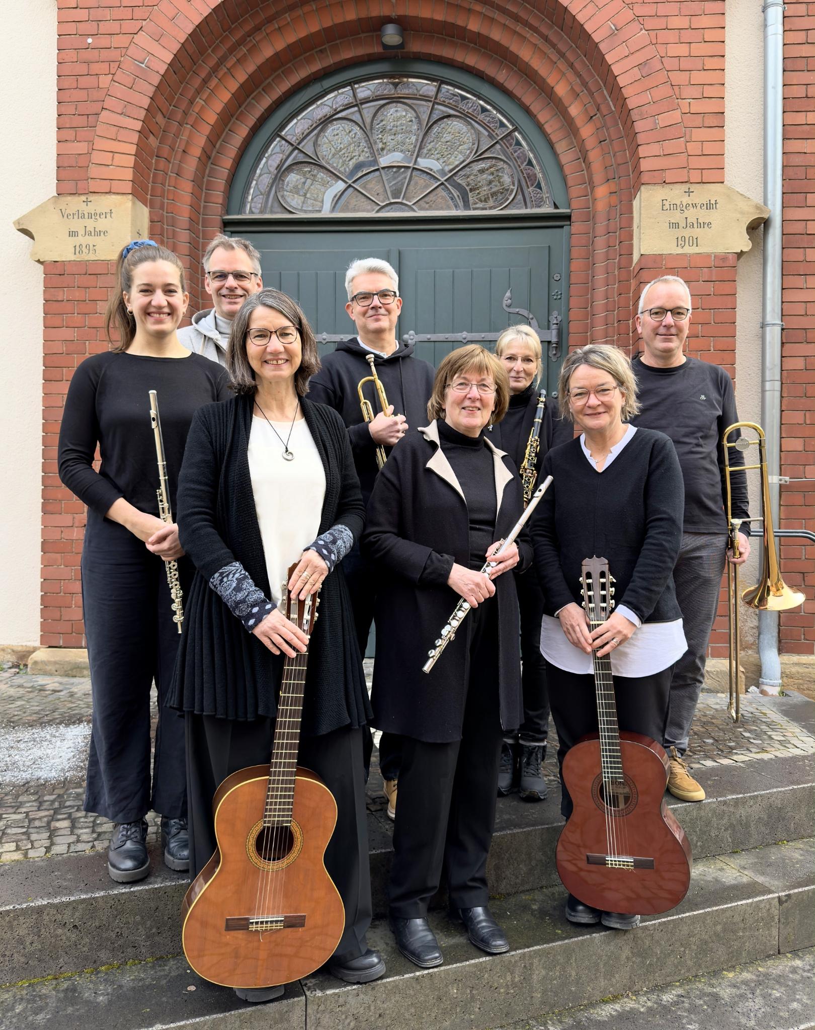 06_VorDerKirche_01 (c) HE